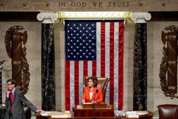 La presidenta de la Cámara de Representantes, Nancy Pelosi, de California, declara mientras la ...