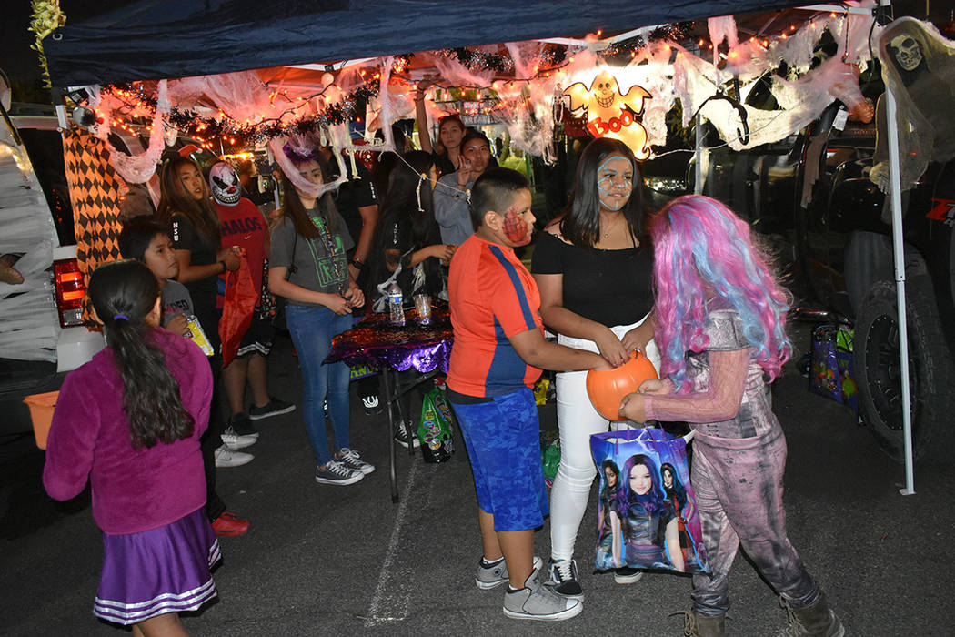 Miles de habitantes de North Las Vegas disfrutaron de una celebración de Halloween realizada e ...