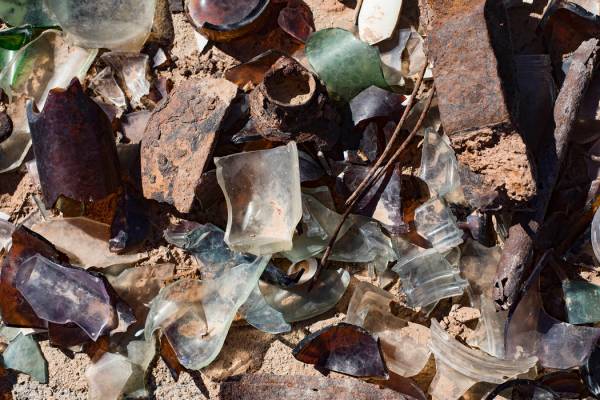 Botellas y escombros rotos en el suelo en St. Thomas, en el Área de Recreación Nacional del L ...