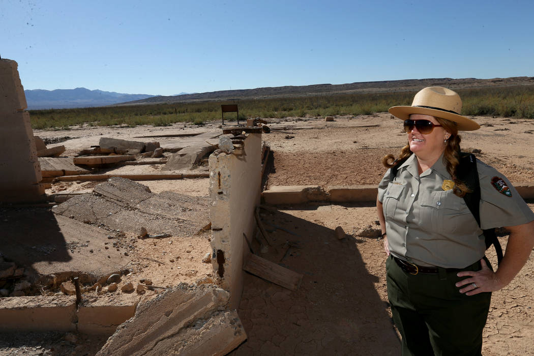 La vocera del Área Nacional de Recreación de Lake Mead, Christie Vanover, con los restos de l ...