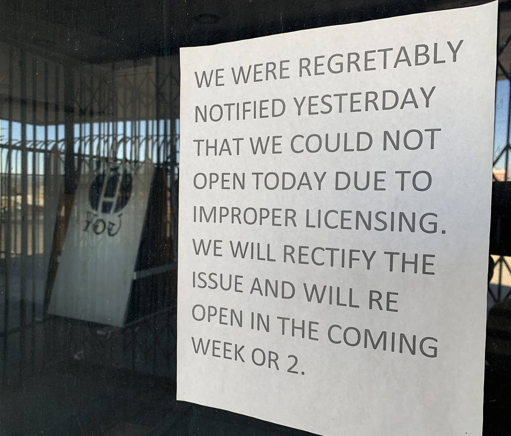 Un cartel que anuncia el cierre del histórico Teatro Huntridge cuelga en la ventana exterior e ...