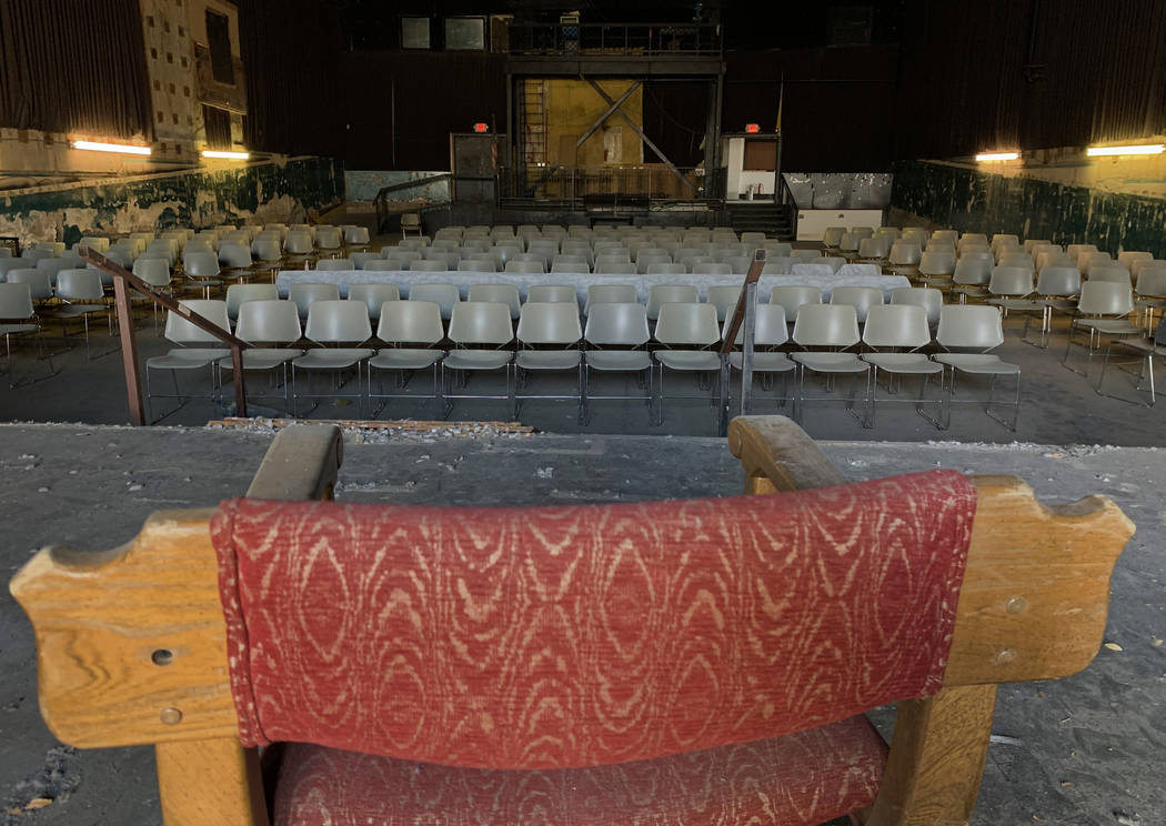 Una silla en el escenario en el histórico Teatro Huntridge fotografiado el jueves, 31 de octub ...