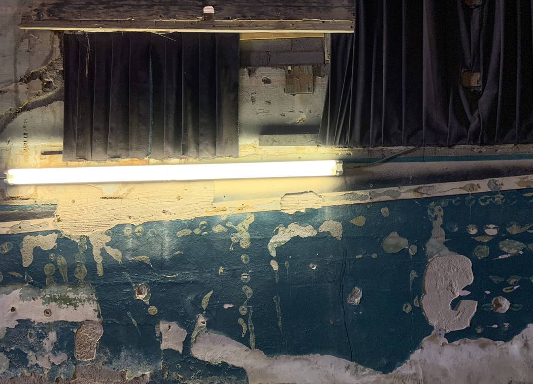 Pintura caída y deteriorada en las paredes del histórico Teatro Huntridge fotografiado el jue ...