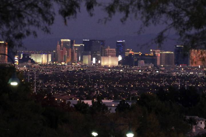 El Strip de Las Vegas al amanecer visto desde Henderson el lunes, 4 de noviembre de 2019. (Bizu ...