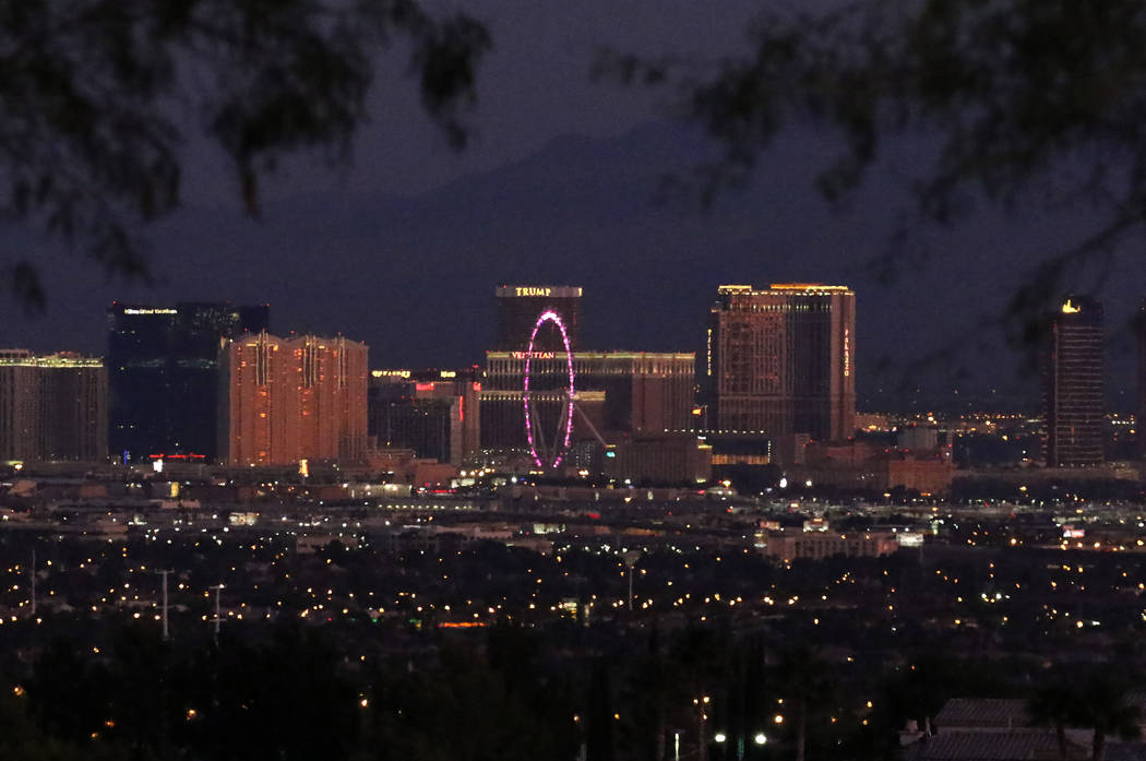 El Strip de Las Vegas al amanecer visto desde Henderson el lunes, 4 de noviembre de 2019. (Bizu ...
