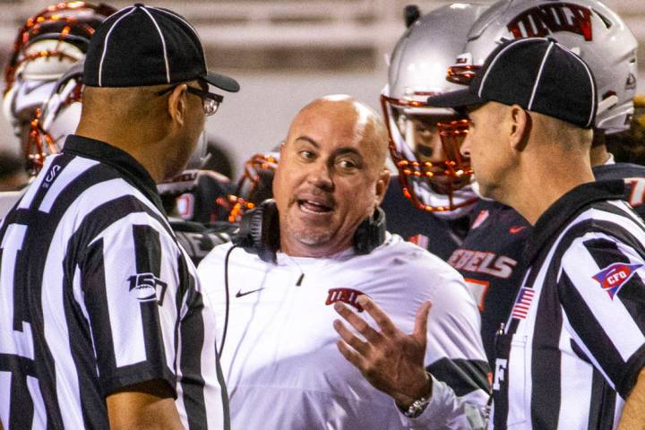 El entrenador en jefe de los UNLV Rebels, Tony Sánchez, se muestra consternado en un partido c ...