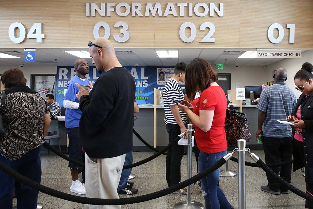 Clientes esperan en línea del DMV en la oficina de Sahara el viernes, 10 de mayo de 2019 en La ...