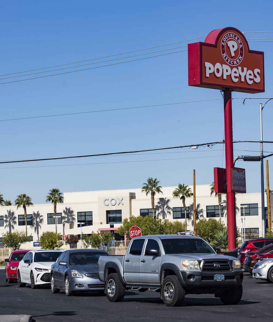 Una larga fila de autos en Popeye's de Bonanza Road en Las Vegas el domingo, 3 de noviembre de ...