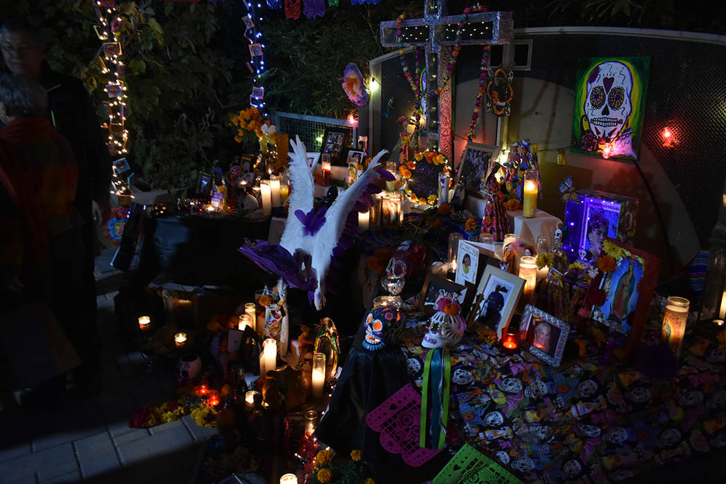 Personas de todos los orígenes étnicos se sumaron a la celebración del Día de Muertos en Sp ...