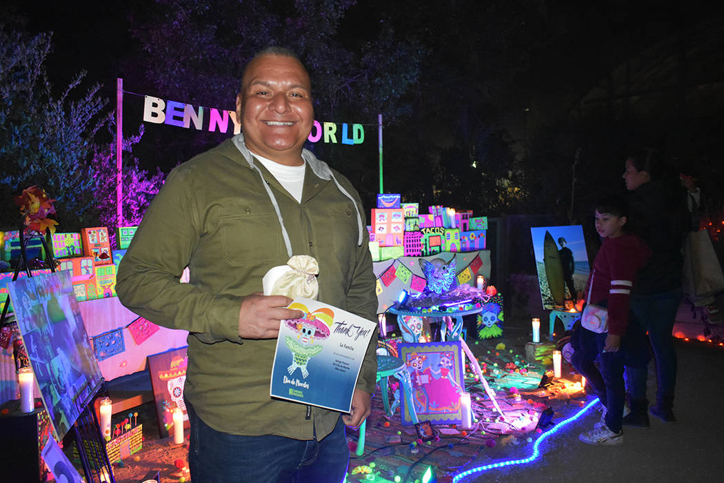 Isaac Ambriz realizó un altar en memoria de su sobrino Benny Soley. Domingo 3 de noviembre de ...