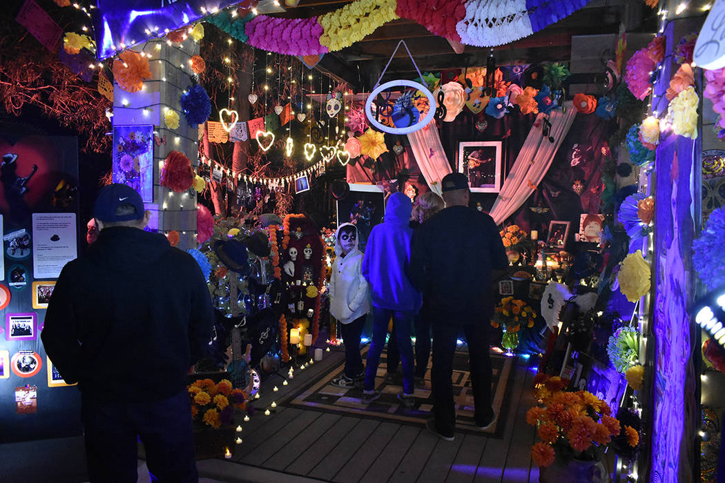 Más de 12,000 personas disfrutaron de la celebración anual del Día de Muertos en Springs Pre ...