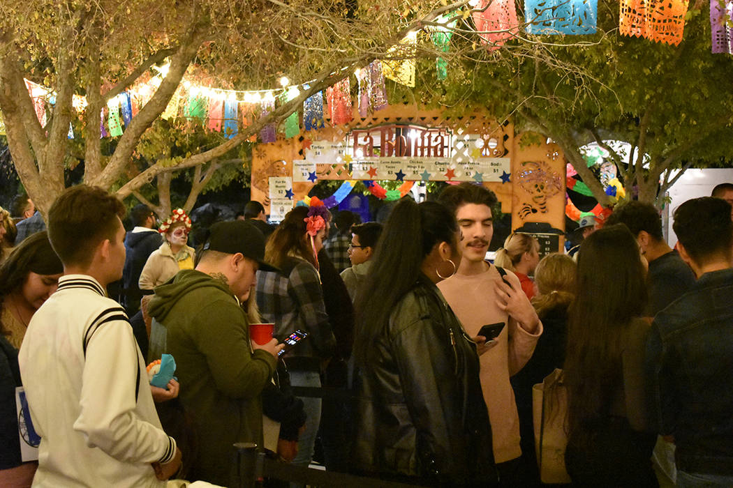 Personas de todos los orígenes étnicos se sumaron a la celebración del Día de Muertos en Sp ...