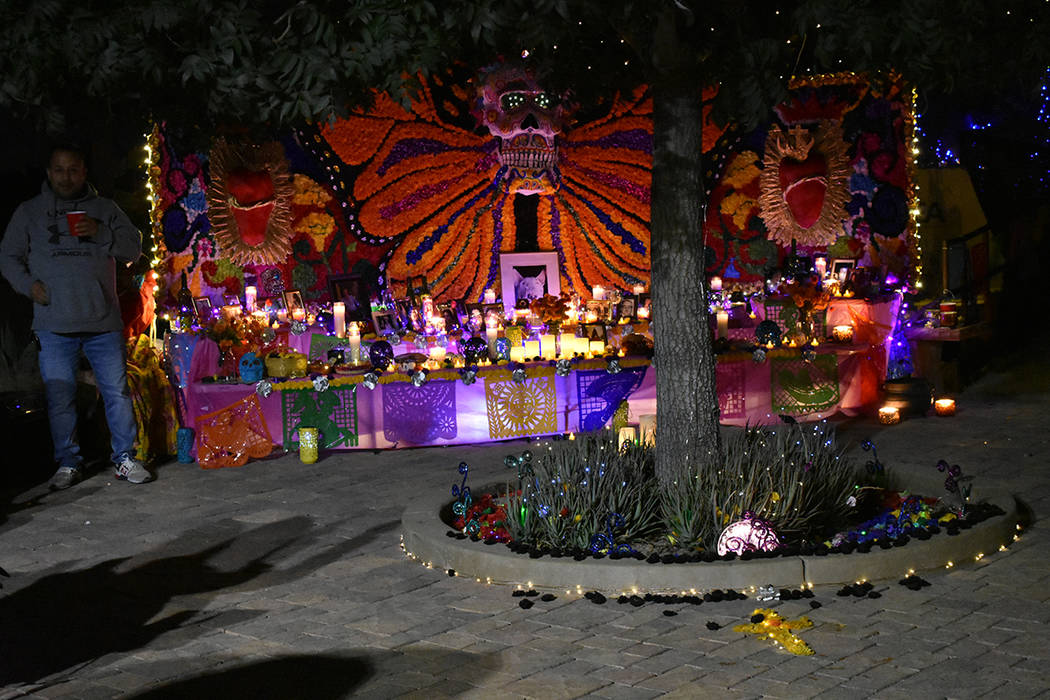 Personas de todos los orígenes étnicos se sumaron a la celebración del Día de Muertos en Sp ...