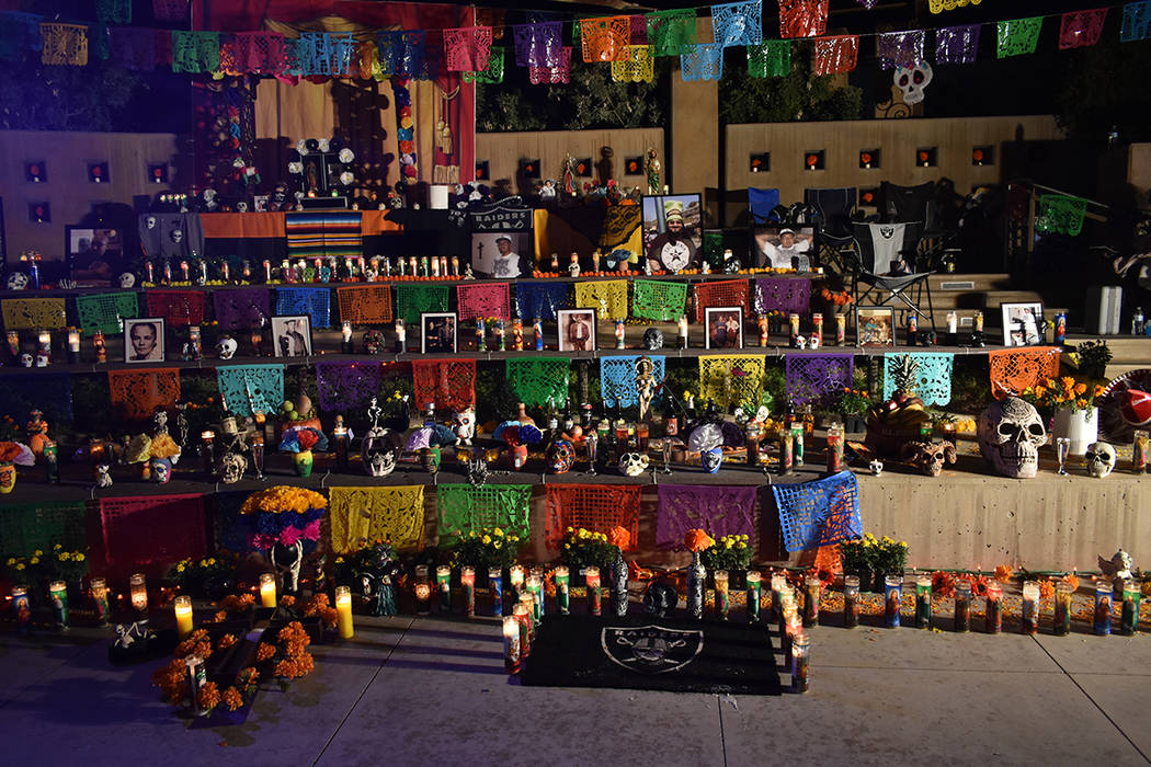 Más de 12,000 personas disfrutaron de la celebración anual del Día de Muertos en Springs Pre ...