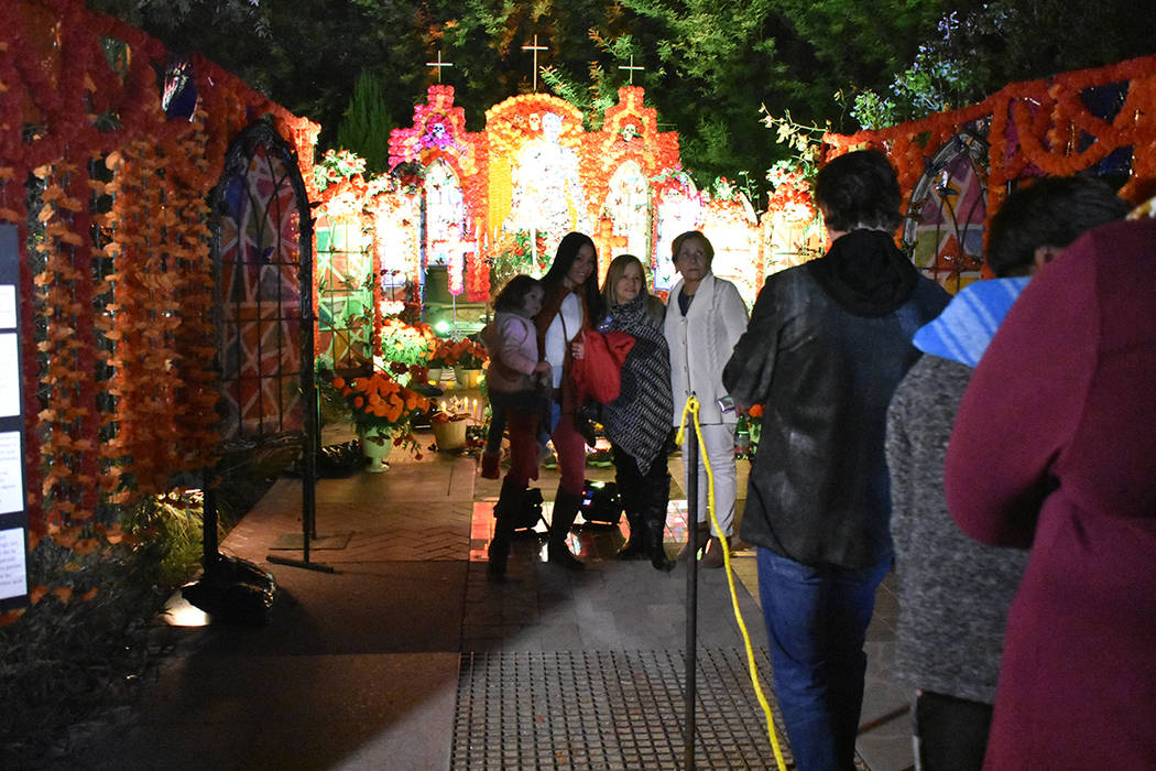 Personas de todos los orígenes étnicos se sumaron a la celebración del Día de Muertos en Sp ...