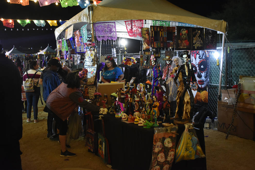 Personas de todos los orígenes étnicos se sumaron a la celebración del Día de Muertos en Sp ...