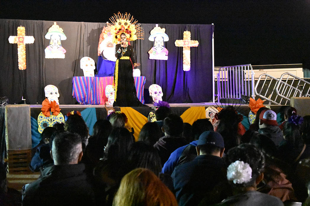 Personas de todos los orígenes étnicos se sumaron a la celebración del Día de Muertos en Sp ...