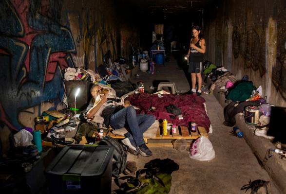 Una pareja de personas sin hogar aparece en su casa en los túneles de drenaje cerca de Dean Ma ...