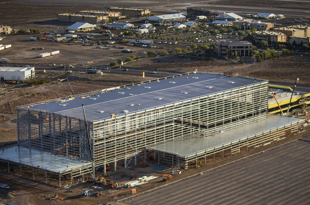 La construcción en las instalaciones de práctica de los Raiders continúa el miércoles, 16 d ...