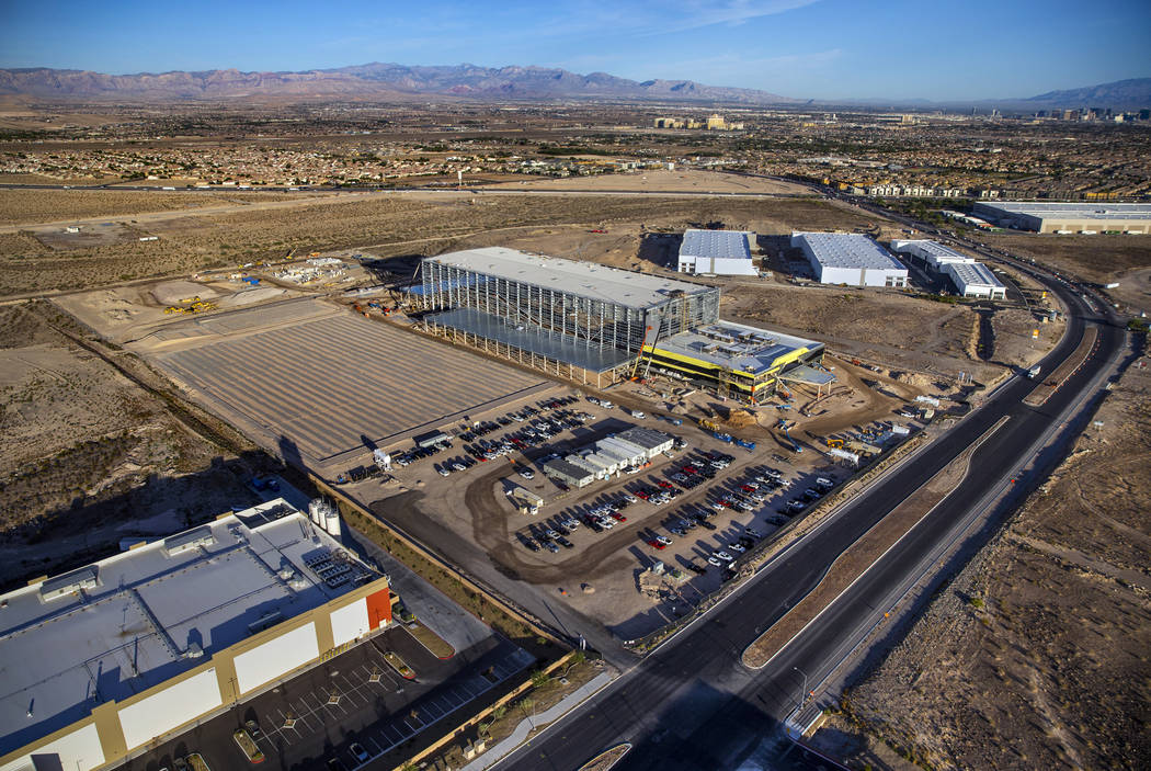 La construcción en las instalaciones de práctica de los Raiders continúa el miércoles, 16 d ...