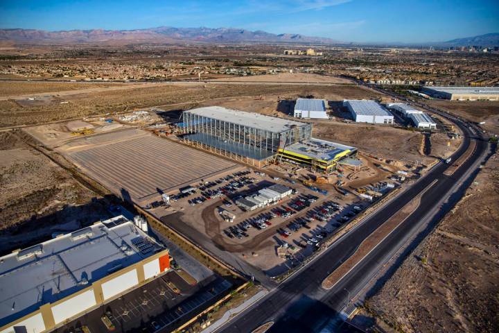 La construcción en las instalaciones de práctica de los Raiders continúa el miércoles, 16 d ...