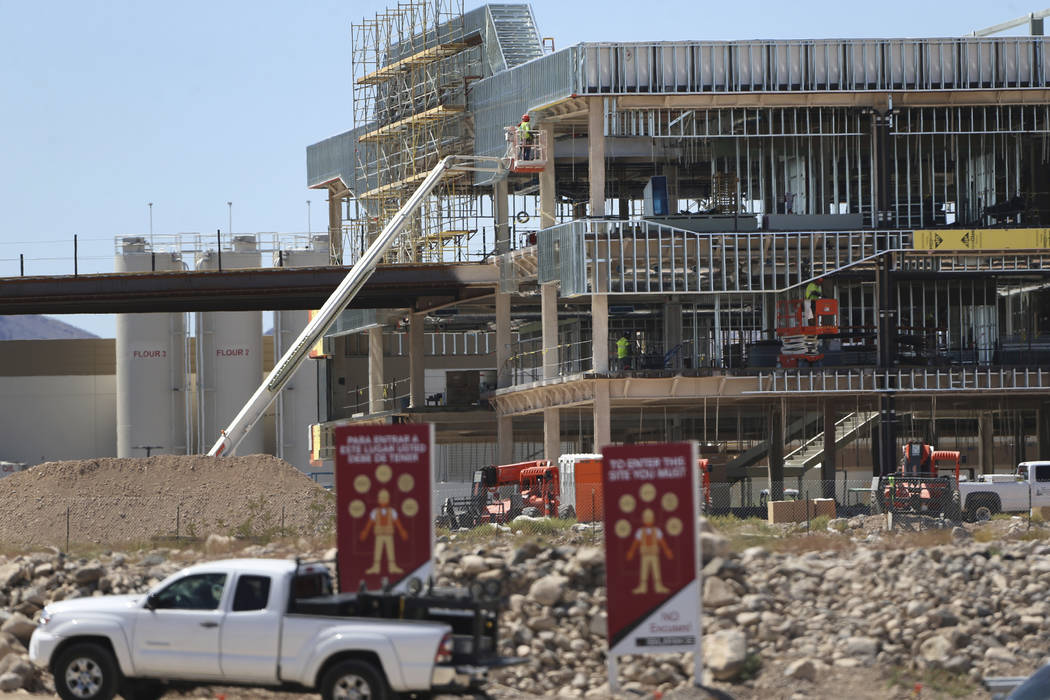 La construcción en las instalaciones de práctica de los Raiders continúa el miércoles, 16 d ...