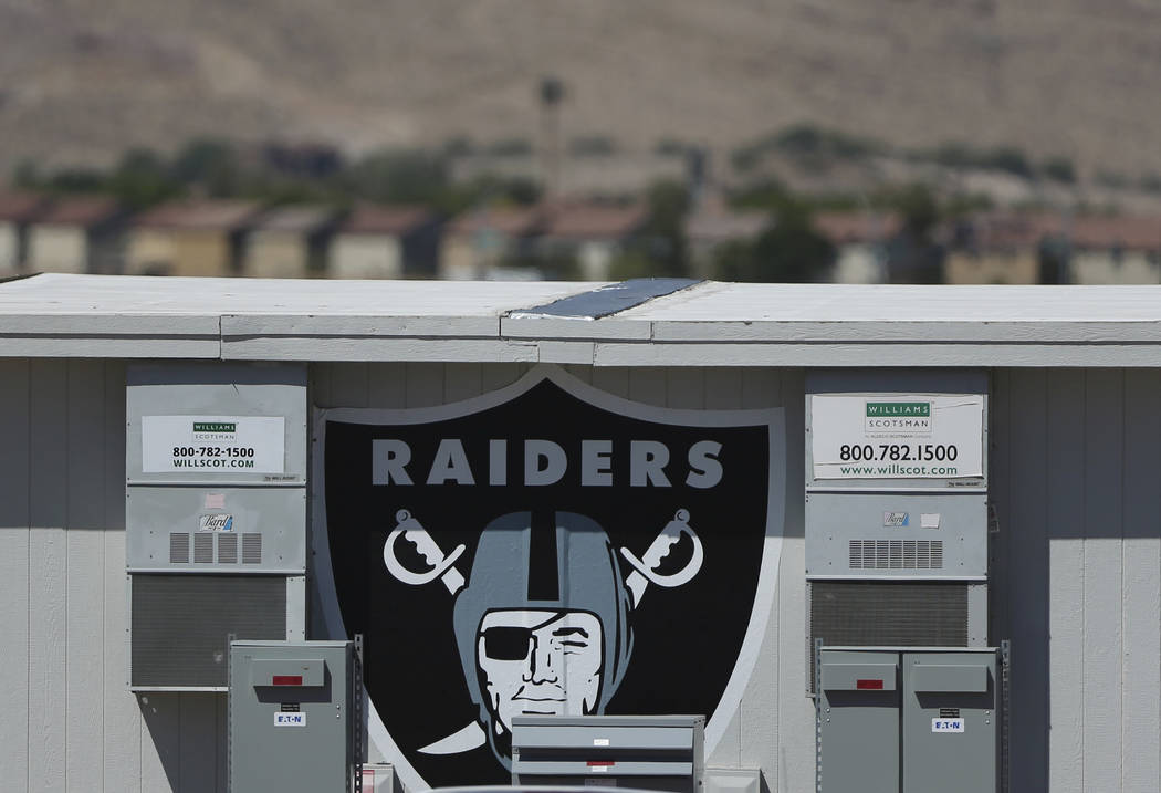 La construcción en las instalaciones de práctica de los Raiders continúa el miércoles, 16 d ...