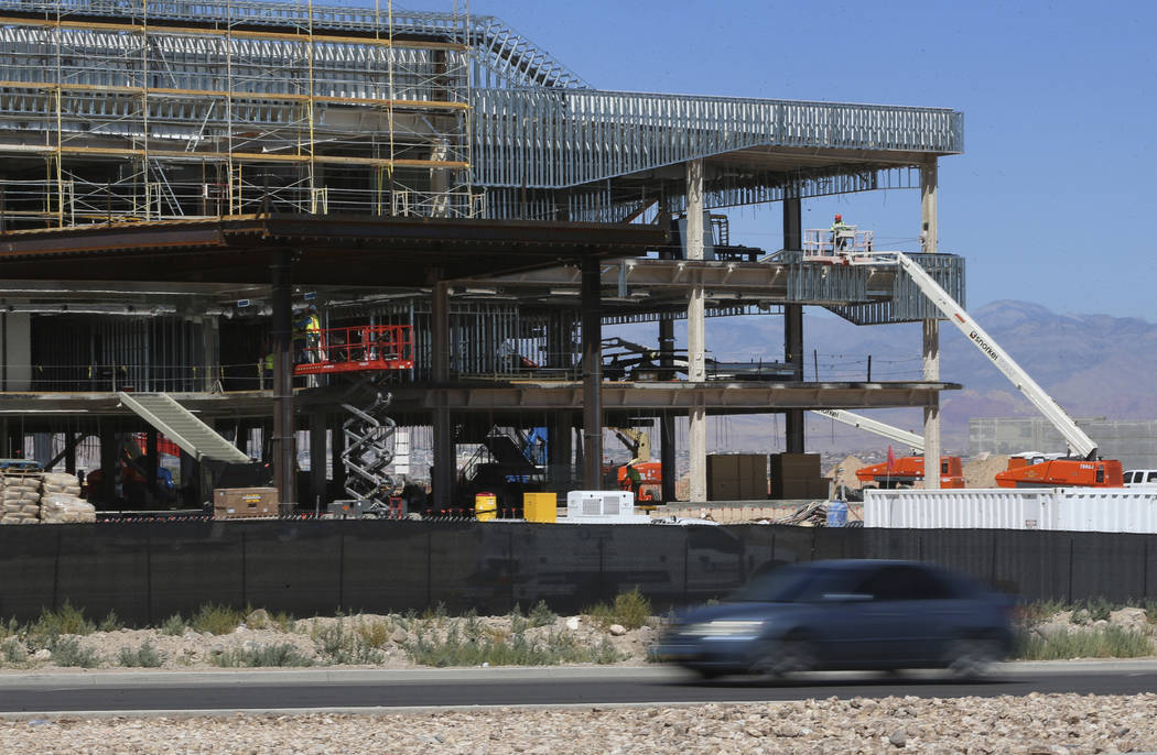 La construcción en las instalaciones de práctica de los Raiders continúa el miércoles, 16 d ...