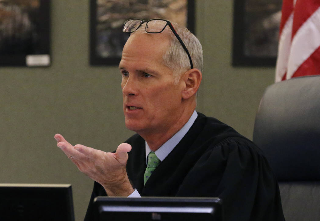 El juez Douglas Herndon preside sobre Christopher Prestipino, acusado de asesinato por la muert ...