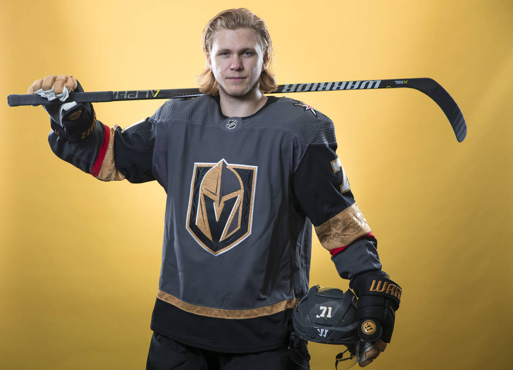 El centro de los Vegas Golden Knights, William Karlsson (71), posa para una foto durante el dí ...