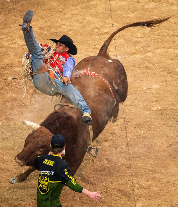 Alisson De Souza se agarra de solo su bota de Soy El Fuego durante las Finales Mundiales de PBR ...