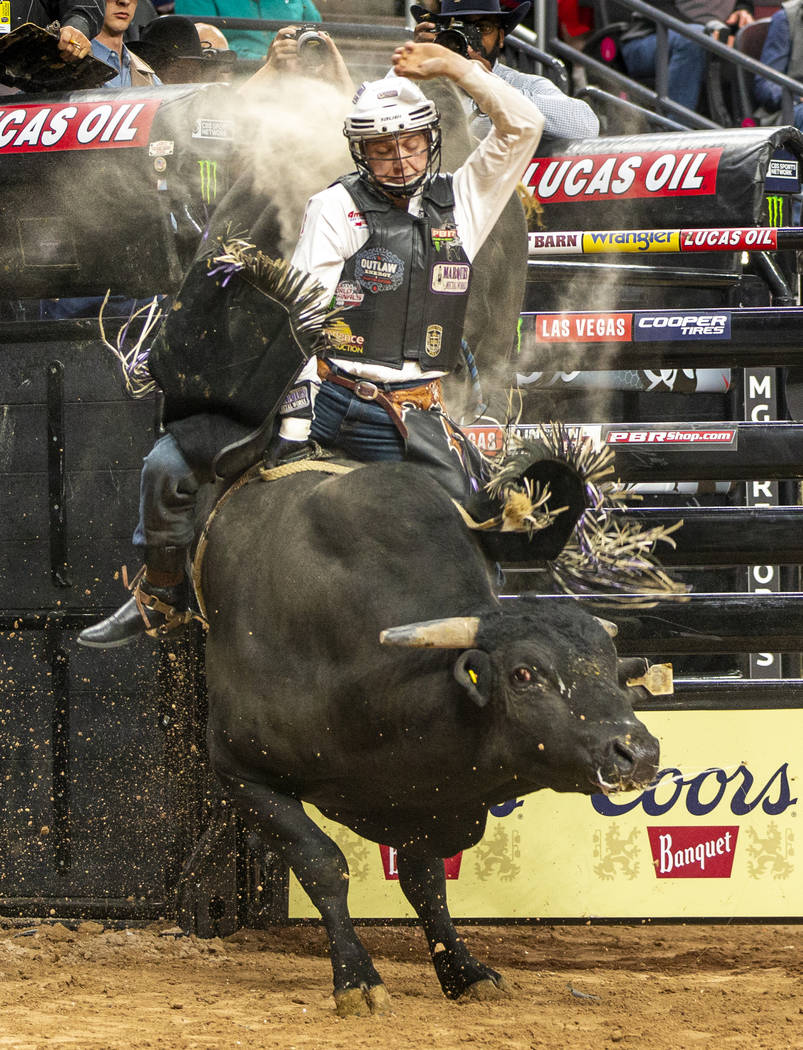 Mason Taylor monta El Big Bad por poco menos de ocho segundos durante las Finales Mundiales de ...