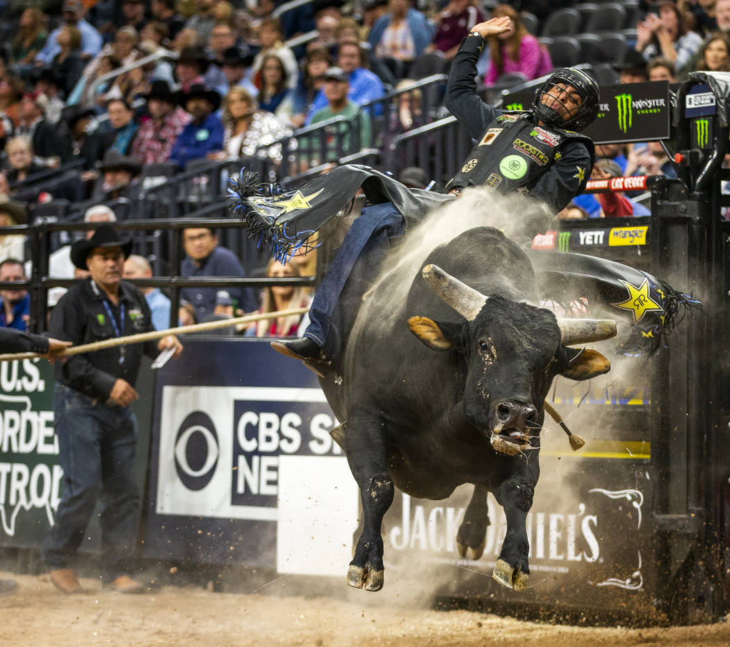 Luciano De Castro se sostiene de Gangster Party durante las Finales Mundiales de PBR en T-Mobil ...