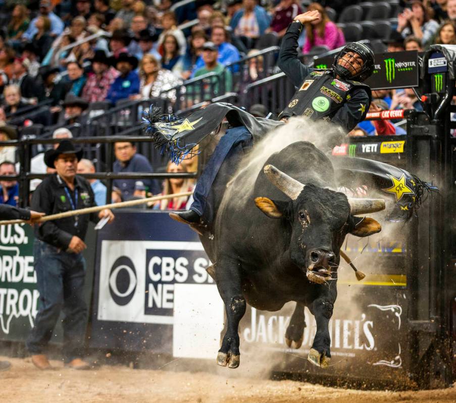 Luciano De Castro se sostiene de Gangster Party durante las Finales Mundiales de PBR en T-Mobil ...