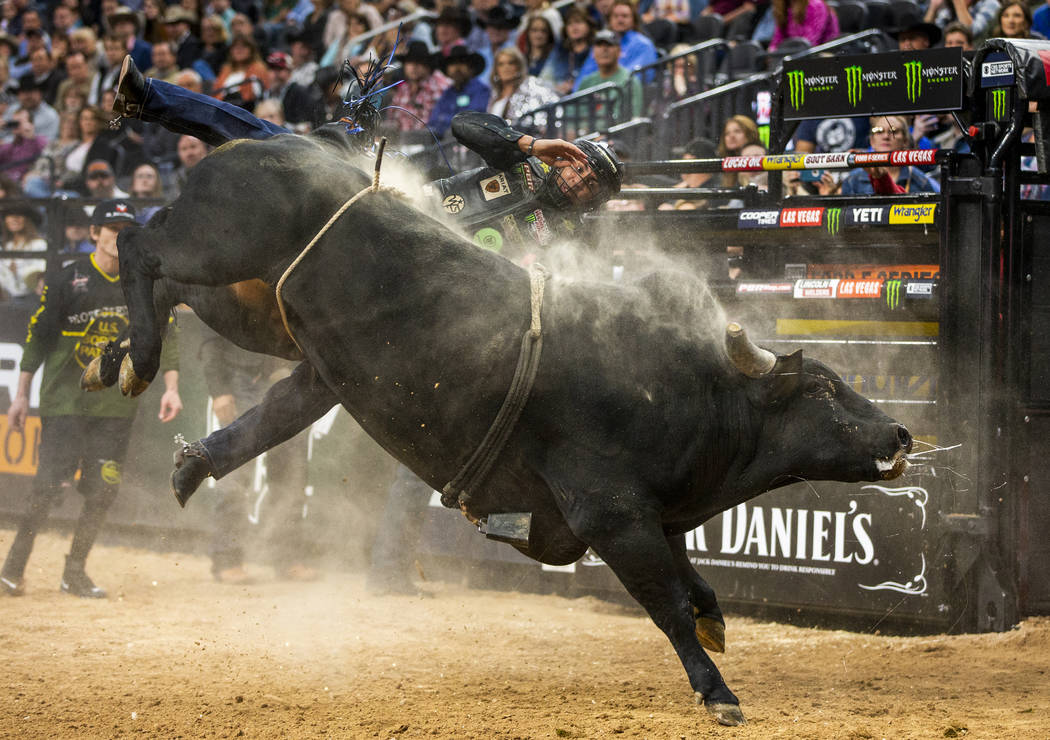 Luciano De Castro sale volando de Gangster Party durante las Finales Mundiales de PBR en T-Mobi ...