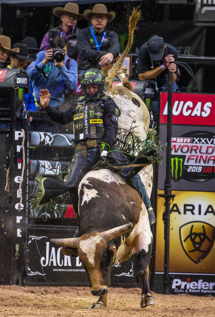 Chase Outlaw encima de Foghorn Leghorn durante las Finales Mundiales de PBR en T-Mobile Arena e ...