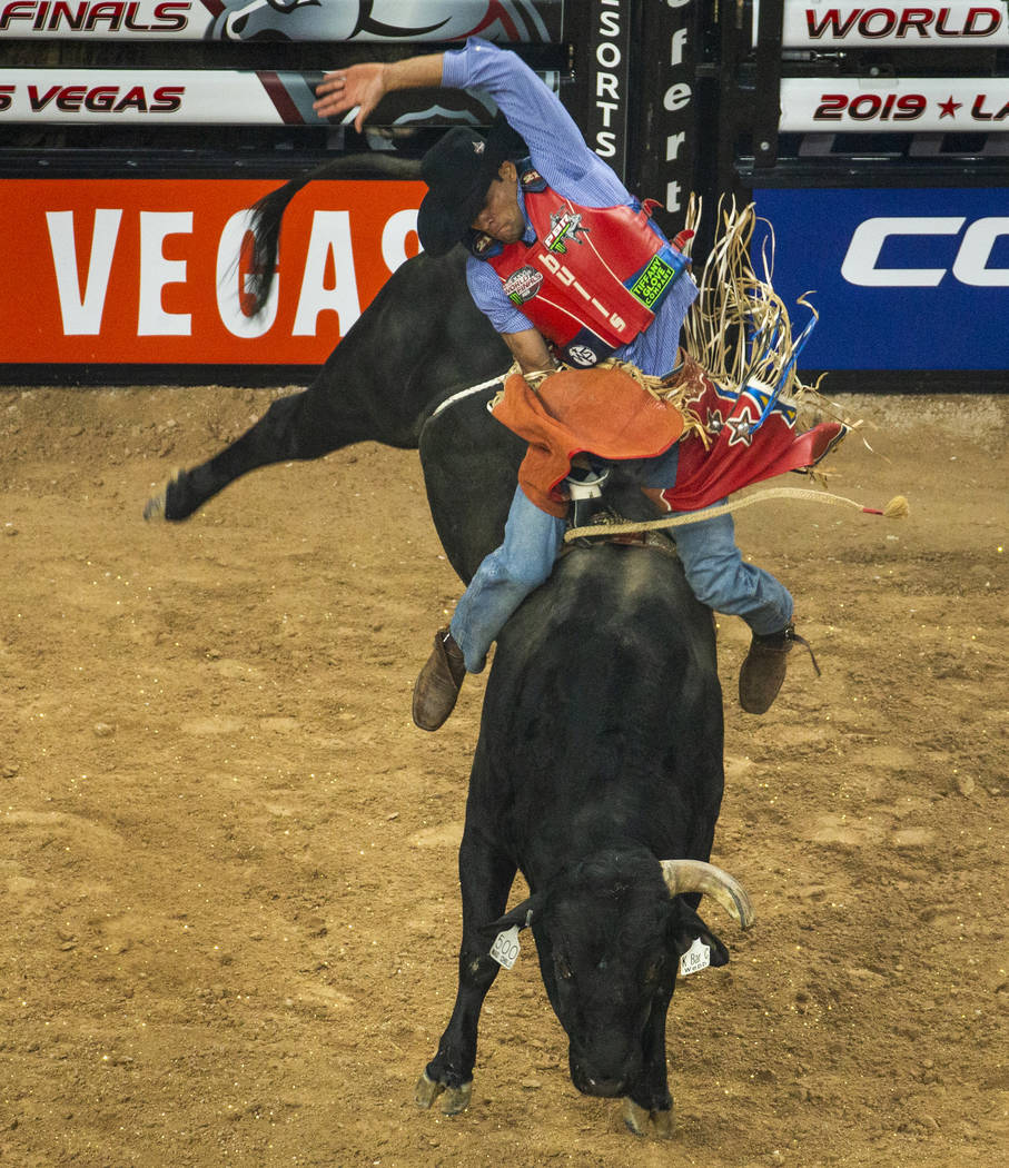 Alan de Souza se echa hacia atrás sobre Mad Child durante las Finales Mundiales de PBR en T-Mo ...