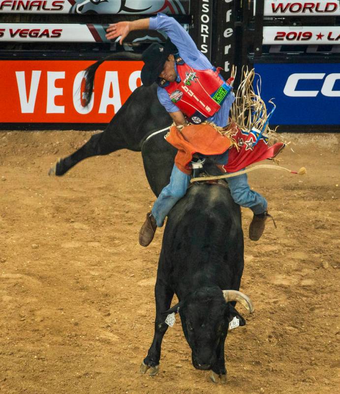 Alan de Souza se echa hacia atrás sobre Mad Child durante las Finales Mundiales de PBR en T-Mo ...