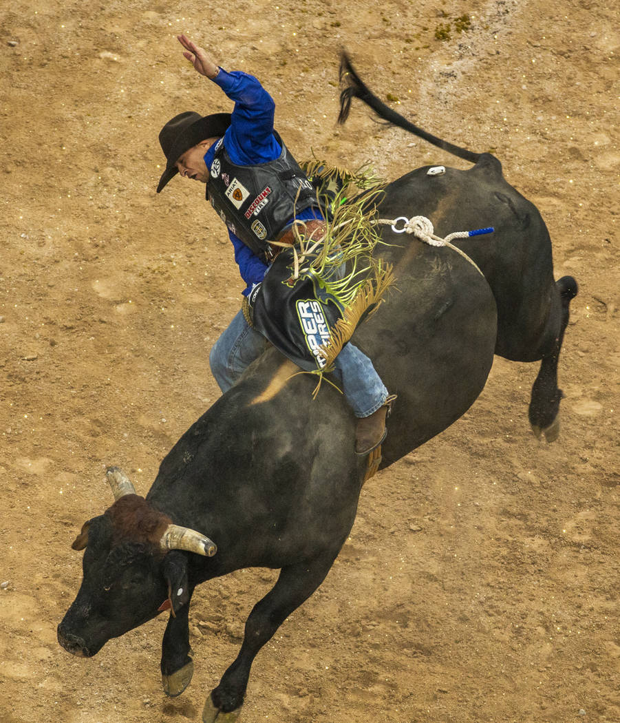 Eduardo Aparecido sobre Chiseled durante las Finales Mundiales de PBR en T-Mobile Arena el mié ...