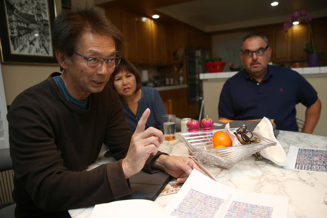 Wayne Niimi, a la izquierda, con su esposa Lori, en la casa de su vecino Víctor Padron, habla ...