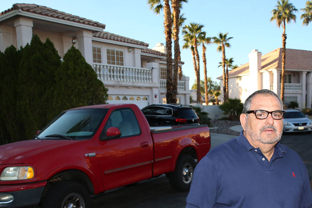 Víctor Padron se encuentra frente a su casa en Las Vegas el jueves, 7 de noviembre de 2019. Pa ...
