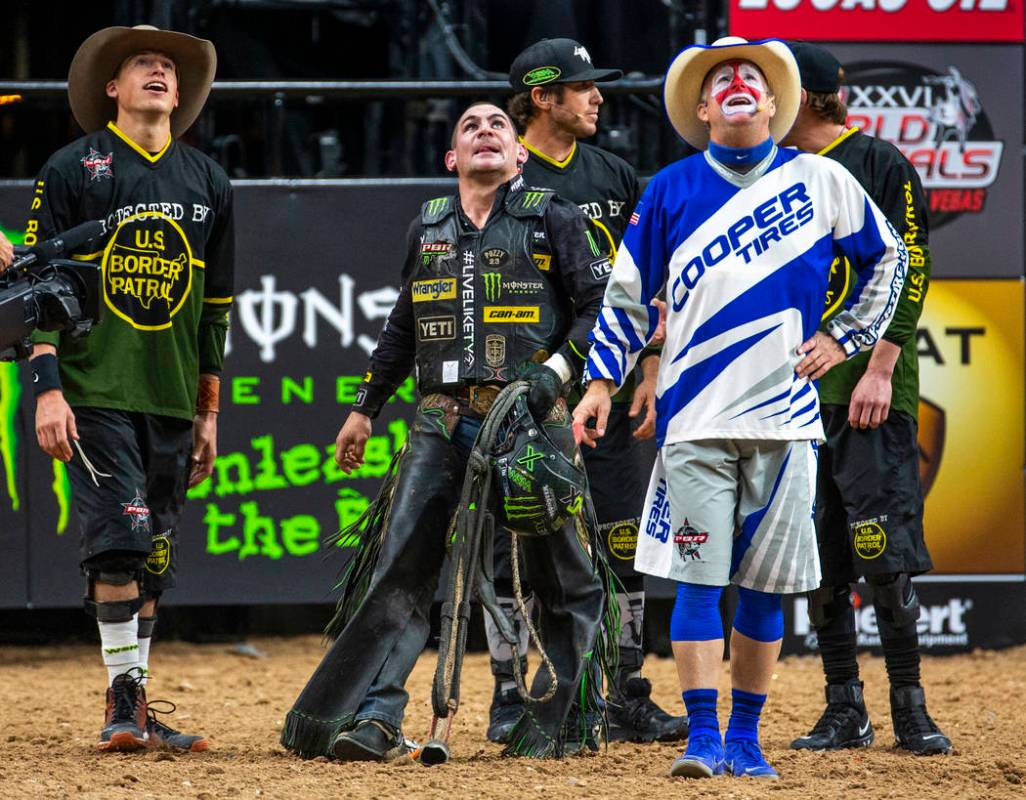 Chase Outlaw, centro, observa la repetición para ver cómo cabalgó los ocho segundos necesari ...