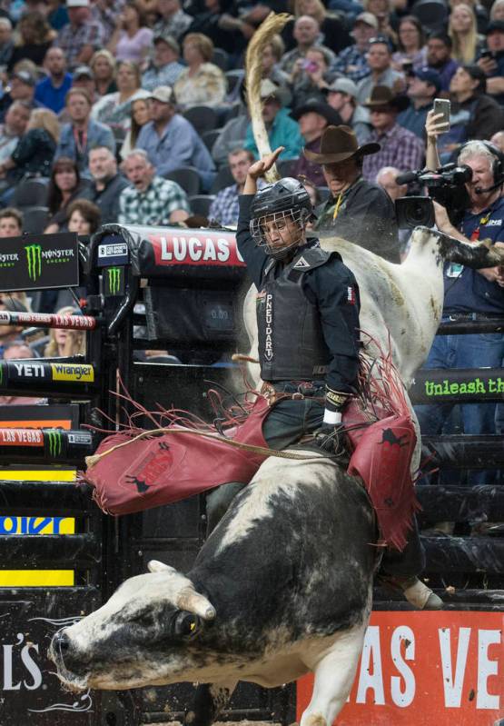 Dalton Kasel monta Alley Cat de Sosa durante el segundo día de las Finales Mundiales de PBR el ...