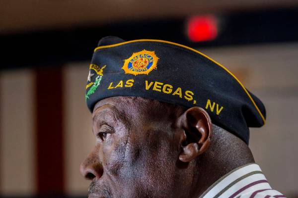 Willie Richards, veterano del Ejército y miembro de American Legion Post 10, participa en una ...