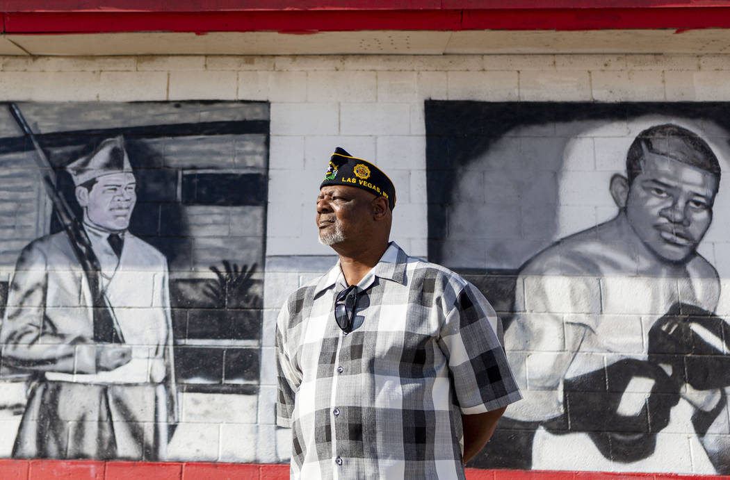 El veterano de la Marina, Kevin Felder, se encuentra entre los murales pintados de American Leg ...