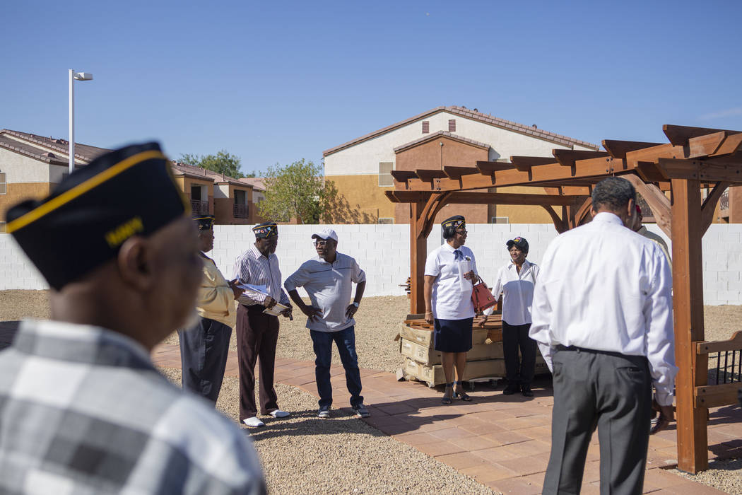 Los miembros de American Legion Post 10 conversan en el patio recientemente renovado financiado ...