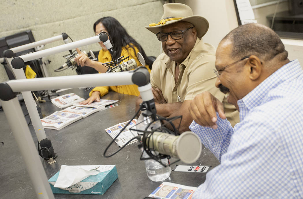 Su Phelps, Sammy R. Armstrong y Lionel Charles se ríen durante el programa de radio 88.1 FM en ...
