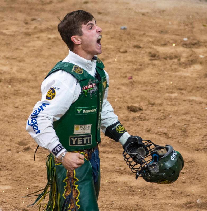 Jess Lockwood celebra una buena carrera montando a Rising Sun durante el último día de las Fi ...