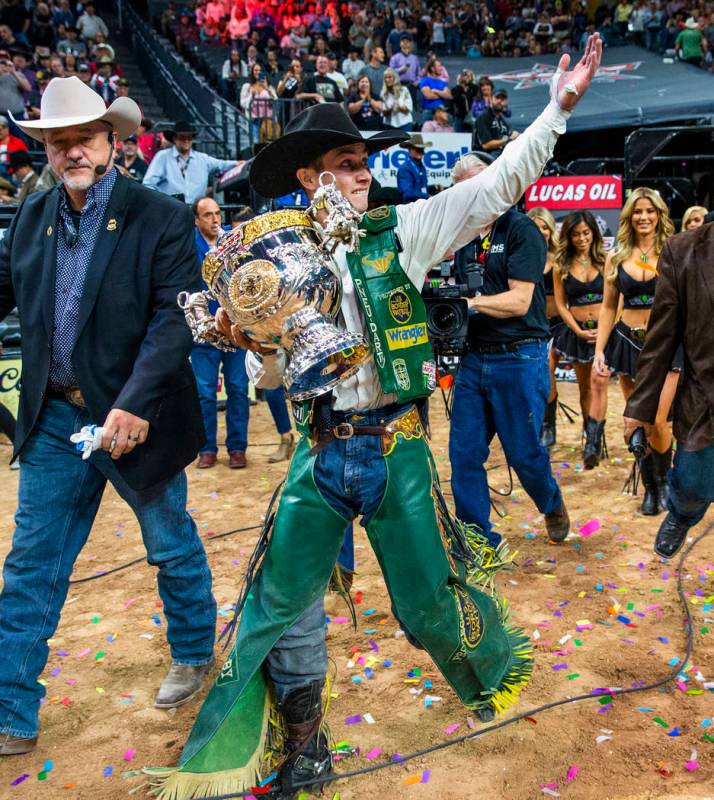 Jess Lockwood camina con su trofeo después de haber sido premiado en las Finales Mundiales PBR ...