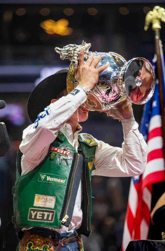 Jess Lockwood bebe cerveza de su trofeo después de haber ganado las Finales Mundiales PBR de 2 ...